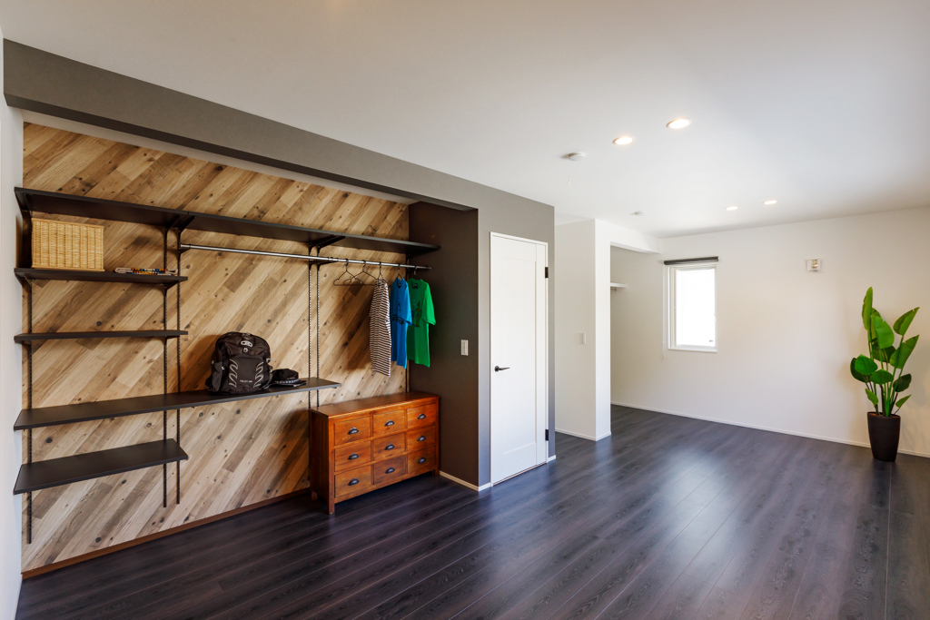 広々とした１階寝室には、オシャレにディスプレイができるこだわりの収納スペースを用意。