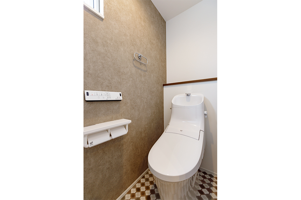 【同タイプ施工例_トイレ】トイレはウォシュレット付き、暖房便座など機能が盛りだくさんです。
