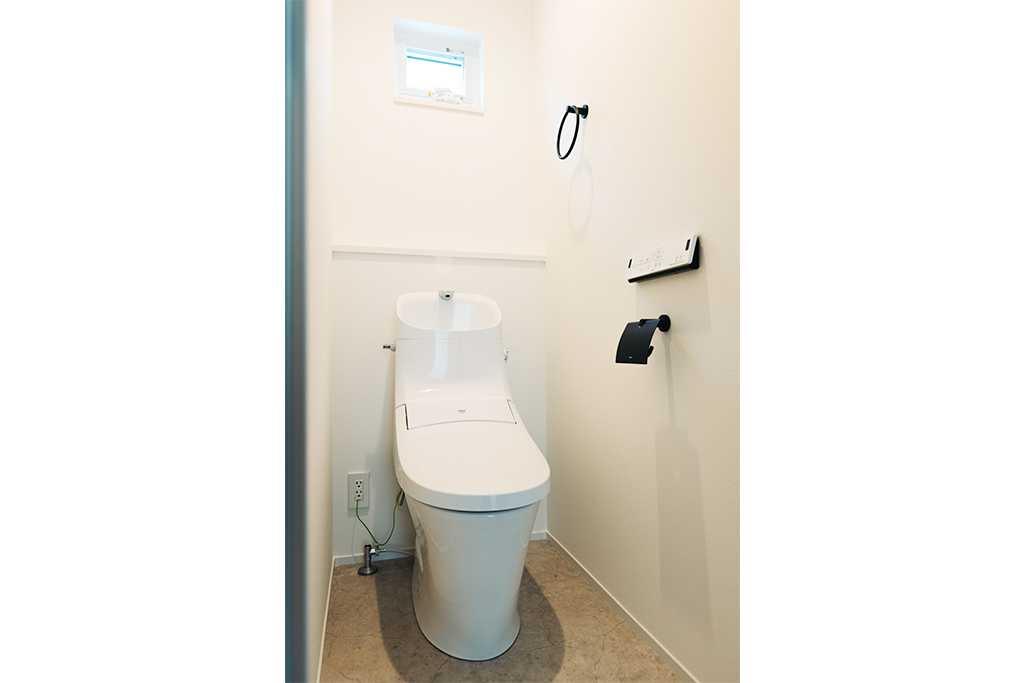 【同タイプ施工例_トイレ】トイレはウォシュレット付き、暖房便座など機能が盛りだくさんです。