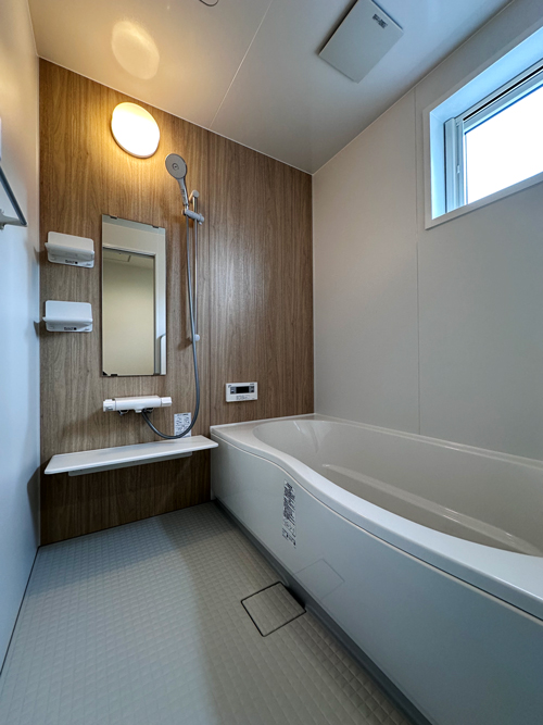 【浴室】一坪タイプのユニットバス。落ち着いた雰囲気の浴室で、ゆったりとくつろぐことができます。